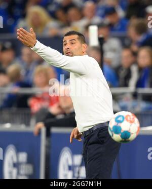 Gelsenkirchen, Deutschland. 29. Aug, 2021. Trainer Diwidrios GRAMMOZIS (GE) Geste, Geste, Fußball 2. Bundesliga, 5. Spieltag, FC Schalke 04 (GE) - Fortuna Düsseldorf (D), am 08/28/2021 in Gelsenkirchen/Deutschland. Die DFL-Bestimmungen von #verbieten die Verwendung von Fotos als Bildsequenzen und/oder quasi-Video # Â Credit: dpa/Alamy Live News Stockfoto