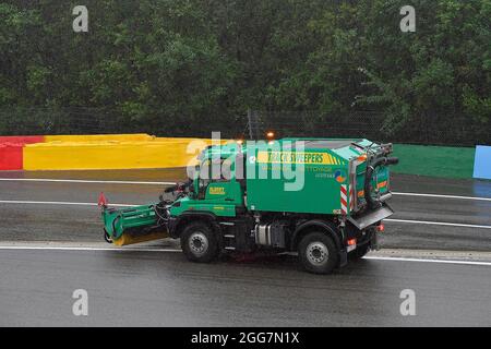 08/29/2021, Hockenheim Ring, Hockenheim, Bosch Hockenheim Historic - das Jim Clark Revival, abgebildet mit einem Kehrmaschine, versucht, das Wasser im Eau-Rouge zu entfernen. Stockfoto