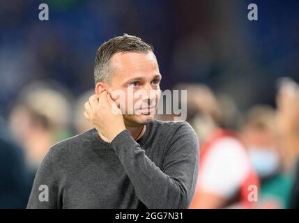 Gelsenkirchen, Deutschland. 29. Aug, 2021. Trainer Christian PREUSSER (D) Fußball 2. Bundesliga, 5. Spieltag, FC Schalke 04 (GE) - Fortuna Düsseldorf (D), am 08/28/2021 in Gelsenkirchen/Deutschland. Die DFL-Bestimmungen von #verbieten die Verwendung von Fotos als Bildsequenzen und/oder quasi-Video # Â Credit: dpa/Alamy Live News Stockfoto