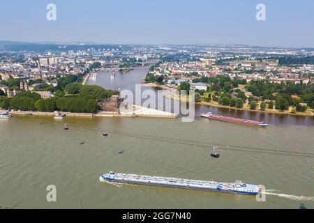 Koblenz Deutsches Eck Deutsche Ecke Rhein Mosel mit Schiffen Boote und Seilbahn in Deutschland Reisen Stockfoto