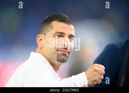 Gelsenkirchen, Deutschland. 29. Aug, 2021. Trainer Diwidrios GRAMMOZIS (GE) Fußball 2. Bundesliga, 5. Spieltag, FC Schalke 04 (GE) - Fortuna Düsseldorf (D), am 08/28/2021 in Gelsenkirchen/Deutschland. Die DFL-Bestimmungen von #verbieten die Verwendung von Fotos als Bildsequenzen und/oder quasi-Video # Â Credit: dpa/Alamy Live News Stockfoto