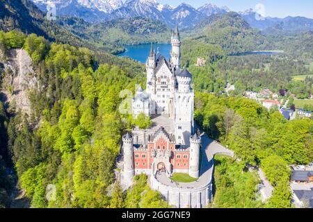 Schloss Neuschwanstein Schloss Luftbild Architektur Alpenlandschaft Bayern Deutschland Reisen von oben Stockfoto