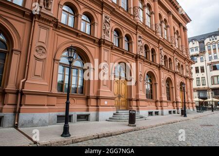 Riga, Lettland - 21. Mai 2021: Blick auf das Kunstmuseum Riga Bourse auf dem Kuppelplatz in der Altstadt von Riga, Lettland. Stockfoto