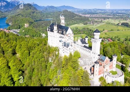 Schloss Neuschwanstein Schloss Luftbild Architektur Alpenlandschaft Bayern Deutschland Reisen von oben Stockfoto