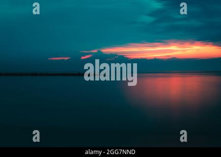 Ruhige Oberfläche der Ostsee nach Sonnenuntergang. Darłówko, Polen. Stockfoto