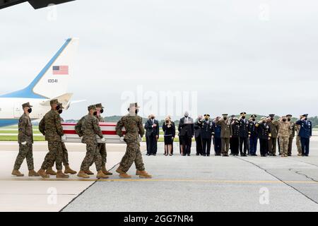 Ein U.S. Marine Corps Carry Team überträgt die Überreste des Marine Corps Sgt. Nicole L. Gee aus Sacramento, Kalifornien, 29. August 2021 auf dem Luftwaffenstützpunkt Dover, Delaware. Gee wurde der 2D Marine Logistics Group, II Marine Expeditionary Force, Camp Lejeune, North Carolina, zugewiesen. (USA Luftwaffe Foto von Jason Minto) Stockfoto