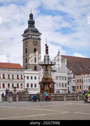 Schöner Platz mit Brunnen und schwarzem Turm und Uhr in Ceske Budejovice, Tschechische Republik Stockfoto