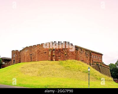 Chester Schloss aus dem 12. Jahrhundert an der alten Stadtmauer in Cheshire Stockfoto