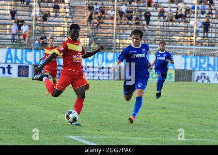 Pagani, Italien. August 2021. Erster Tag der Meisterschaft, erste Runde während der italienischen Football League Pro, Serie C, Paganese gegen ACR Messina im Marcello Torre Stadium. Endergebnis 4-4. (Foto: Pasquale Senatore/Pacific Press/Sipa USA) Quelle: SIPA USA/Alamy Live News Stockfoto