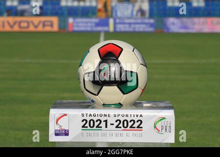 Pagani, Italien. August 2021. Offizielle Serie C 2021/2022 Ball während der italienischen Football League Pro, Serie C, Paganese gegen ACR Messina im Marcello Torre Stadium. Endergebnis 4-4. (Foto: Pasquale Senatore/Pacific Press/Sipa USA) Quelle: SIPA USA/Alamy Live News Stockfoto