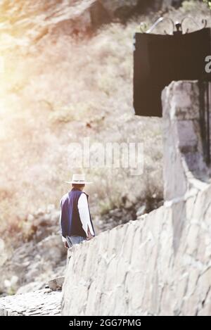 ZACATECAS, MEXIKO - 01. Apr 2018: Ein mexikanischer Cowboy, der gegen die Zacatecas-Landschaft in Mexiko läuft Stockfoto