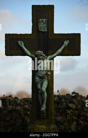 Eine vertikale Aufnahme der Kreuzigung Christi Stockfoto