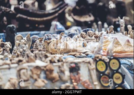 KAIRO, ÄGYPTEN - 06. Jun 2021: Ein weicher Fokus von Figuren auf einem ägyptischen Souvenirmarkt in Kairo, Ägypten Stockfoto