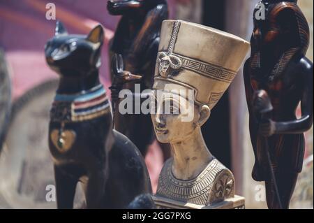 KAIRO, ÄGYPTEN - 06. Jun 2021: Ein weicher Fokus der Königin Nofretete auf einem ägyptischen Souvenirmarkt in Kairo, Ägypten Stockfoto