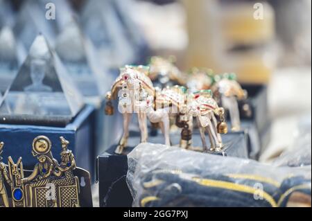 KAIRO, ÄGYPTEN - 06. Jun 2021: Ein weicher Fokus von Figuren von Kamelen auf einem ägyptischen Souvenirmarkt in Kairo, Ägypten Stockfoto