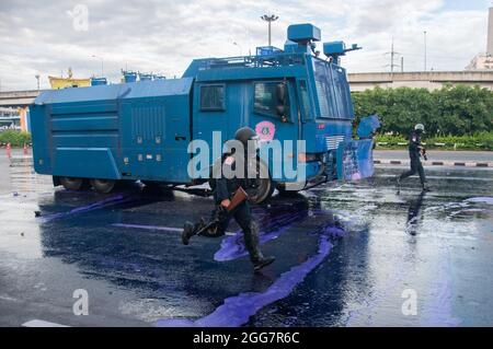 Während der Demonstration wird auf der DIN Daeng Straße ein Wasserwerfer-Fahrzeug gesehen. Tausende von regierungsfeindlichen Demonstranten fuhren ihre Fahrzeuge und blasse Hörner in einem „Car Mob“-Konvoi, in dem sie den Rücktritt von Prayut Chan-O-Cha, dem Premierminister Thailands, wegen des Scheiterns der Regierung bei der Bewältigung der COVID-19-Krise forderten. An einem Abend an der Kreuzung von DIN Daeng versammelten sich Hunderte regierungsfeindlicher Demonstranten von „Car Mob“ an der Kreuzung von DIN Daeng und kollidierten mit den Polizisten. (Foto von Peerapon Boonyakiat/SOPA Image/Sipa USA) Stockfoto