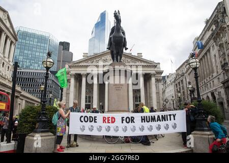 London, Großbritannien. August 2021. Umweltaktivisten von Extinction Rebellion versammeln sich vor der Bank of England für einen Blutgeldmarsch durch die City of London. Extinction Rebellion beabsichtigte, Finanzinstitute, die Projekte mit fossilen Brennstoffen finanzieren, insbesondere im globalen Süden, sowie Anwaltskanzleien und Institutionen, die diese Projekte unterstützen, hervorzuheben und forderte die britische Regierung auf, alle neuen Investitionen in fossile Brennstoffe mit sofortiger Wirkung einzustellen. Kredit: Mark Kerrison/Alamy Live Nachrichten Stockfoto