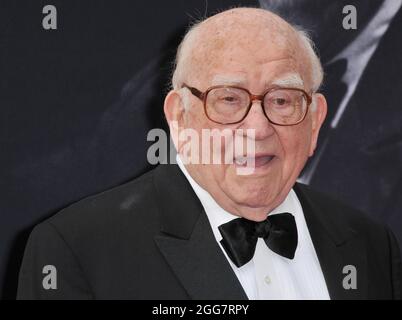 Los Angeles, USA. Juni 2016. Ed Asner kommt bei der 44. American Film Institute Life Achievement Award Gala Tribute to John Williams an, die am Donnerstag, den 9. Juni 2016, im Dolby Theater in Hollywood, CA, stattfand. (Foto: Sthanlee B. Mirador) *** Bitte nutzen Sie die Gutschrift aus dem Credit Field *** Credit: SIPA USA/Alamy Live News Stockfoto