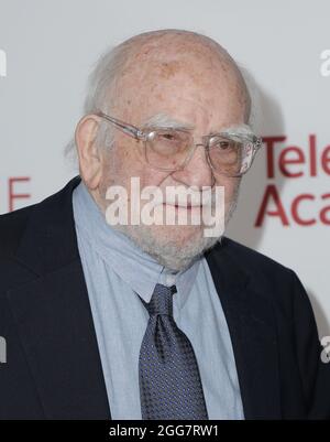 North Hollywood, USA. Januar 2020. Ed Asner geht auf dem roten Teppich bei der 25. Hall of Fame Induction Ceremony der Television Academy, die am 28. Januar 2020 im Saban Media Center in North Hollywood, Kalifornien, USA, stattfand (Foto von Parisa Afsahi/Sipa USA) Quelle: SIPA USA/Alamy Live News Stockfoto