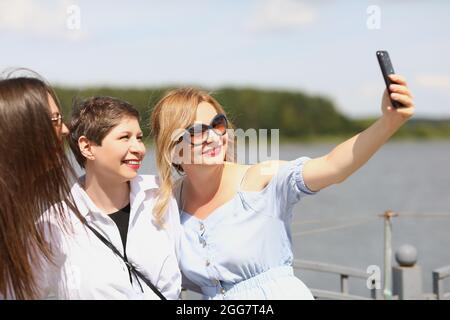 Frauen auf dem Fluss werden am Telefon fotografiert Stockfoto