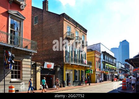 New Orleans, LA, USA - 26. September 2019: Abschnitt der weltberühmten Bourbon Street im French Quarter. Stockfoto