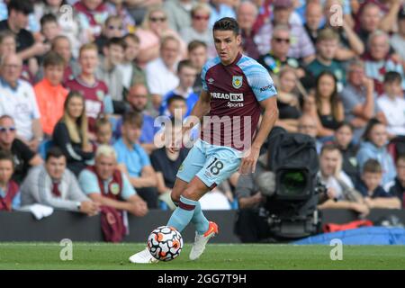 Burnley, Großbritannien. August 2021. Ashley Westwood #18 von Burnley mit dem Ball in Burnley, Vereinigtes Königreich am 8/29/2021. (Foto von Simon Whitehead/News Images/Sipa USA) Quelle: SIPA USA/Alamy Live News Stockfoto