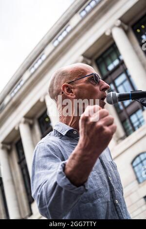 Veteran Protestor spricht beim National Animal Rights March, organisiert von Animal Rebellion and Extinction Rebellion in der City of London, England, Großbritannien. August 28 2021 Stockfoto