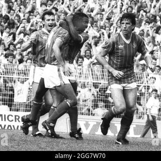 PORTSMOUTH V SOUTHAMPTON. VINCE HILAIRE GRATULIERT CLIVE WHITEHEAD NACH DEM TREFFER GEGEN SOTHAMPTON. KENNY SWAIN UND PAUL MARINER NEHMEN AN DEN FEIERLICHKEITEN TEIL PIC MIKE WALKER, 1987 Stockfoto