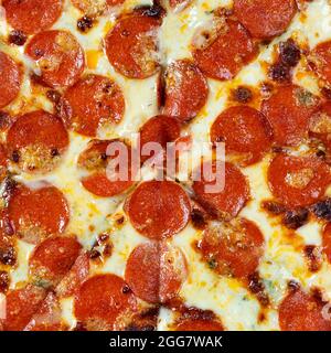 Nahaufnahme einer leckeren Paperoni-Pizza. Blick von oben auf Paperoni Pizza. Konzept für italienisches Essen, Street Food, Fast Food, Quick Bite. Stockfoto