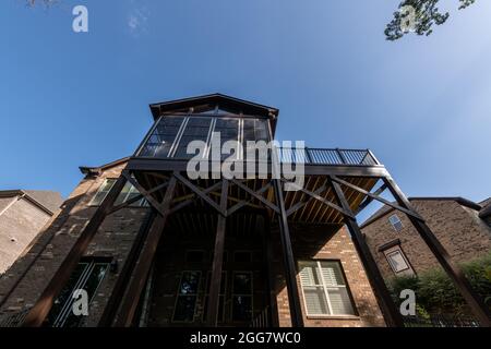 Hölzerne Veranda-Architektur mit überdachter Struktur mit Giebel Dach. Building Addition Konzept. Stockfoto