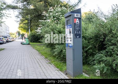 Riga, Lettland. 2021. August. Eine Säule für das Parken auf einer Straße im Stadtzentrum Stockfoto