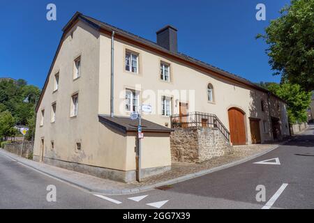 Europa, Luxemburg, Septfontaines, Traditionelles Haus mit Scheune-Umbau an der Ecke Mierscherstrooss und Op de Petzen Stockfoto