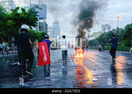 Bangkok, Thailand. August 2021. Während der Demonstration werden Demonstranten gesehen, die mit der Bereitschaftspolizei zusammenprallen. Demonstranten stießen bei DIN Daeng Junction in Bangkok mit Aufstandsrichtlinien zusammen, um den Rücktritt von Prayuth Chan-O-Cha, dem Premierminister Thailands, zu fordern. (Foto: Phobthum Yingpaiboonsuk/SOPA I/Sipa USA) Quelle: SIPA USA/Alamy Live News Stockfoto