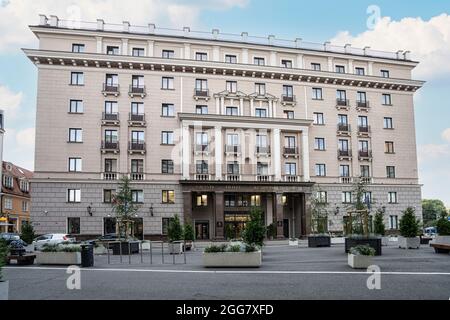 Riga, Lettland. August 2021. Außenansicht des Kempinski Hotels im Stadtzentrum Stockfoto