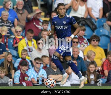 Burnley, Großbritannien. August 2021. Raphinha #10 von Leeds United läuft mit dem Ball in Burnley, Großbritannien am 8/29/2021. (Foto von Simon Whitehead/News Images/Sipa USA) Quelle: SIPA USA/Alamy Live News Stockfoto