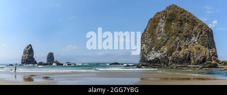 Haystack Rock ist eine große Touristenattraktion am Cannon Beach, Oregon, USA. Stockfoto