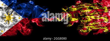 Philippinen, Filipino vs. Großbritannien, Großbritannien, Royal Banner England rauchen Flaggen nebeneinander. Stockfoto