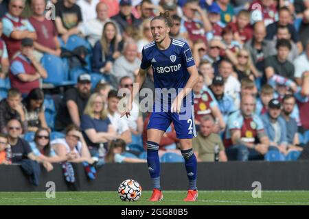 Burnley, Großbritannien. August 2021. Luke Ayling #2 von Leeds United mit dem Ball in Burnley, Vereinigtes Königreich am 8/29/2021. (Foto von Simon Whitehead/News Images/Sipa USA) Quelle: SIPA USA/Alamy Live News Stockfoto