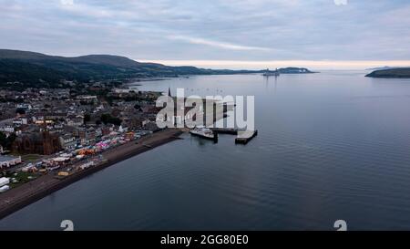 Largs, Großbritannien. August 2021. Im Bild: Luftaufnahme von oben aufgenommen mit einer Drohne von Largs Beach Front, die die relativ geschäftige Szene des Messegeländen und Shows und Spielhallen zeigt, in denen die covid-Infektionsrate seit Beginn der Aufzeichnungen in Schottland auf einem Allzeithoch liegt. Quelle: Colin Fisher/Alamy Live News Stockfoto