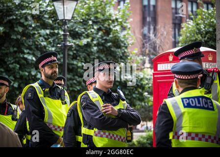 Polizeiwache beim National Animal Rights March, organisiert von Animal Rebellion and Extinction Rebellion in der City of London, England, Großbritannien. August 28 2021 Stockfoto