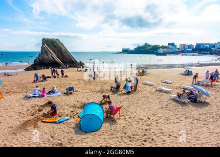 Familien am North Beach in Tenby in Pembrokeshire, Wales, Großbritannien Stockfoto