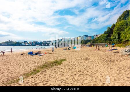 Ein Blick entlang des North Beach bei Tenby in Pembrokeshire, Wales. Stockfoto