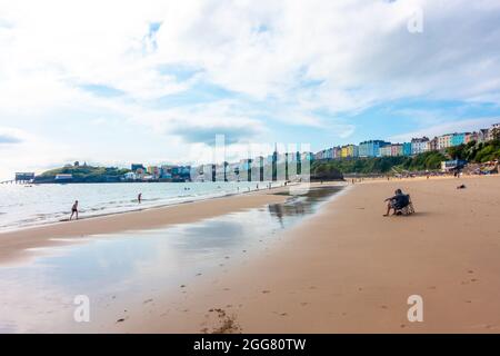 Ein Blick entlang des North Beach bei Tenby in Pembrokeshire, Wales. Stockfoto