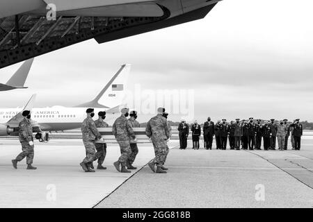 Ein US Army Carry Team übergibt die Überreste des Army Staff Sgt. Ryan C. Knauss aus Corryton, Tennessee, 29. August 2021 auf dem Dover Air Force Base, Delaware. Knauss wurde dem 9. Psychologischen Operationsbataillon, der 8. Psychologischen Operationsgruppe, Ft. Bragg, North Carolina.die Präsidentin und Frau Biden stehen zusammen mit dem Verteidigungsminister Austin mit den Händen über ihrem Herzen. (USA Luftwaffe Foto von Jason Minto) Stockfoto