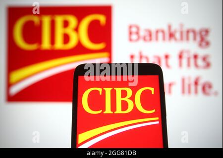 Ukraine. August 2021. In dieser Abbildung ist das Logo der Canadian Imperial Bank of Commerce (CIBC) auf einem Smartphone und einem pc-Bildschirm zu sehen. Kredit: SOPA Images Limited/Alamy Live Nachrichten Stockfoto