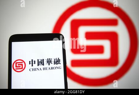 Ukraine. August 2021. In dieser Abbildung ist das Logo der China Huarong Asset Management Co. Auf einem Smartphone-Bildschirm zu sehen. Kredit: SOPA Images Limited/Alamy Live Nachrichten Stockfoto