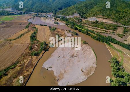 Luftaufnahme des Flusses Axios im Gebiet von Axioupolis in Kilkis, im Norden Griechenlands Stockfoto