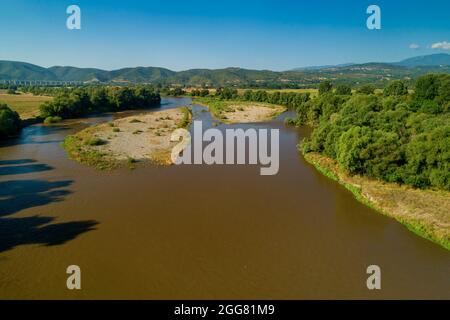Luftaufnahme des Flusses Axios im Gebiet von Axioupolis in Kilkis, im Norden Griechenlands Stockfoto