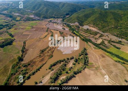 Luftaufnahme des Flusses Axios im Gebiet von Axioupolis in Kilkis, im Norden Griechenlands Stockfoto