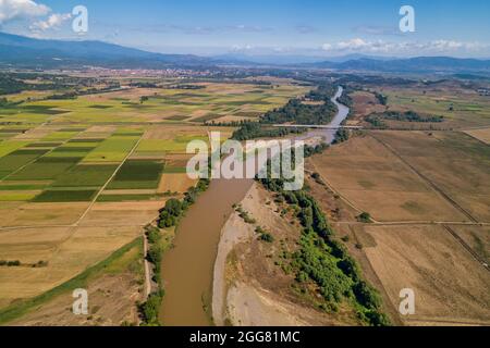 Luftaufnahme des Flusses Axios im Gebiet von Axioupolis in Kilkis, im Norden Griechenlands Stockfoto